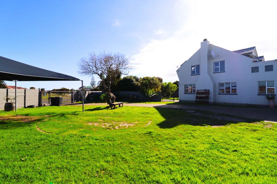 6 Bedroom Property for Sale in Sandbaai Western Cape